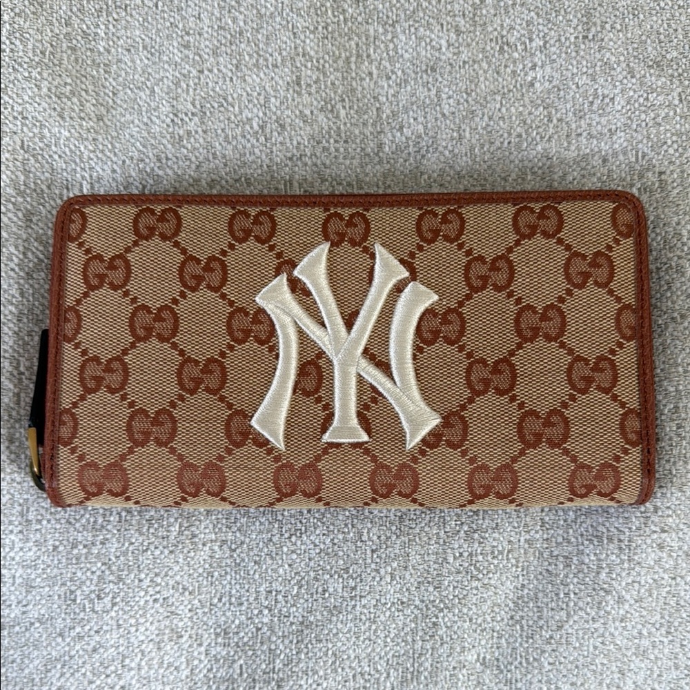 NEW Gucci Beige and Brown Monogram Wallet with NY Yankees Emblem